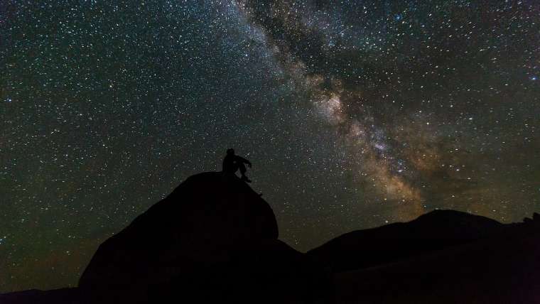 Al mirar las estrellas, ¿qué observamos?